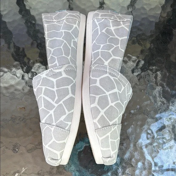 TOMS Gray Giraffe Pattern Eco friendly Canvas Shoes size 8 - Picture 3 of 6